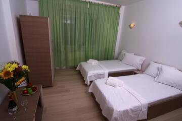 Фото номера Апартаменты с 3 спальнями и террасой Гостевой дом Budget Accommodation г. Бухарест 4