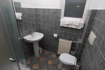 Фото номера Люкс с кроватью размера &quot;queen-size&quot; и гидромассажной ванной Гостевой дом Budget Accommodation г. Бухарест 5