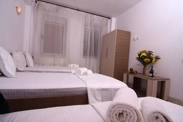 Фото номера Апартаменты с 3 спальнями и террасой Гостевой дом Budget Accommodation г. Бухарест 8