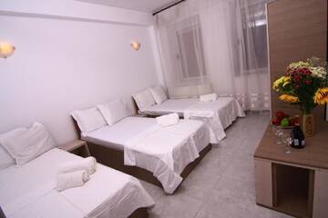 Фото номера Апартаменты с 3 спальнями и террасой Гостевой дом Budget Accommodation г. Бухарест 9