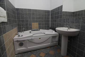 Фото номера Люкс с кроватью размера &quot;queen-size&quot; и гидромассажной ванной Гостевой дом Budget Accommodation г. Бухарест 6