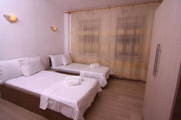 Фото номера Апартаменты с 3 спальнями и террасой Гостевой дом Budget Accommodation г. Бухарест 7