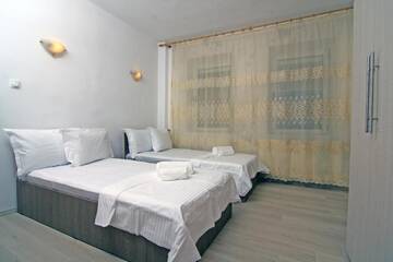 Фото номера Апартаменты с 3 спальнями и террасой Гостевой дом Budget Accommodation г. Бухарест 14