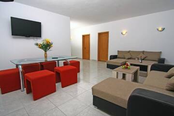 Фото номера Апартаменты с 3 спальнями и террасой Гостевой дом Budget Accommodation г. Бухарест 15