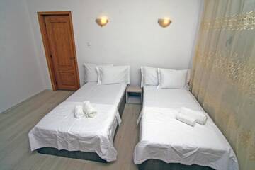Фото номера Апартаменты с 3 спальнями и террасой Гостевой дом Budget Accommodation г. Бухарест 16