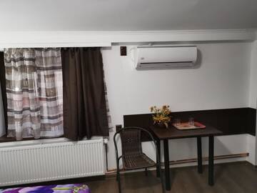 Фото номера Трехместный номер с собственной ванной комнатой Хостелы Joe Hostel г. Бухарест 11
