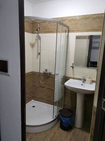 Фото номера Трехместный номер с собственной ванной комнатой Хостелы Joe Hostel г. Бухарест 15
