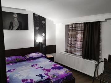 Фото номера Трехместный номер с собственной ванной комнатой Хостелы Joe Hostel г. Бухарест 16