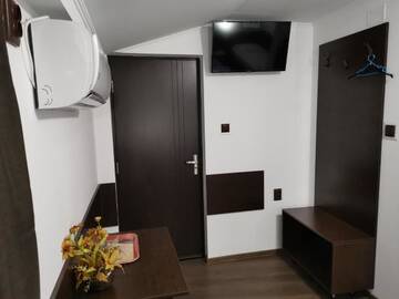 Фото номера Трехместный номер с собственной ванной комнатой Хостелы Joe Hostel г. Бухарест 12