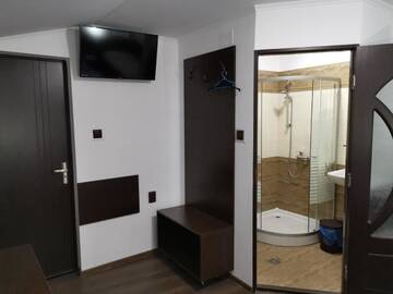 Фото номера Трехместный номер с собственной ванной комнатой Хостелы Joe Hostel г. Бухарест 13