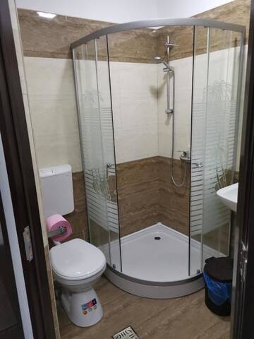 Фото номера Трехместный номер с собственной ванной комнатой Хостелы Joe Hostel г. Бухарест 14