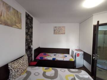 Фото номера Трехместный номер с собственной ванной комнатой Хостелы Joe Hostel г. Бухарест 4