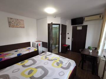 Фото номера Трехместный номер с собственной ванной комнатой Хостелы Joe Hostel г. Бухарест 5