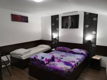 Фото номера Трехместный номер с собственной ванной комнатой Хостелы Joe Hostel г. Бухарест 8