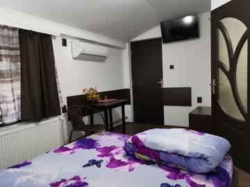 Фото номера Трехместный номер с собственной ванной комнатой Хостелы Joe Hostel г. Бухарест 10