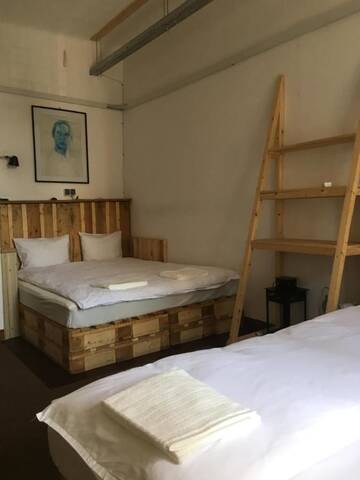 Фото номера Трехместный номер Хостелы Calea Victoriei Poshtel г. Бухарест 15