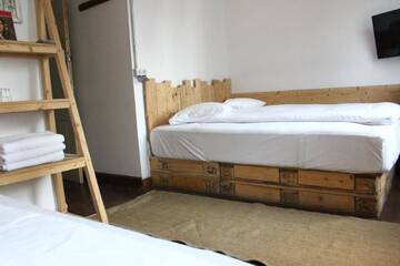 Фото номера Трехместный номер Хостелы Calea Victoriei Poshtel г. Бухарест 12