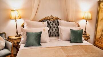Фото номера Номер Делюкс с кроватью размера «queen-size» Отель Conacul Coroanei Luxury Boutique Hotel г. Бухарест 24