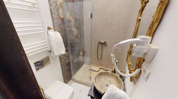 Фото номера Номер Делюкс с кроватью размера «queen-size» Отель Conacul Coroanei Luxury Boutique Hotel г. Бухарест 29