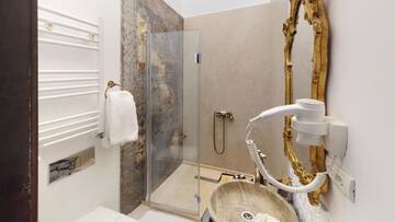 Фото номера Номер Делюкс с кроватью размера «queen-size» Отель Conacul Coroanei Luxury Boutique Hotel г. Бухарест 6