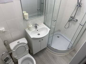 Фото номера Двухместный номер с 1 кроватью и собственной ванной комнатой Отели типа «постель и завтрак» Bucarest B&amp;B г. Бухарест 3