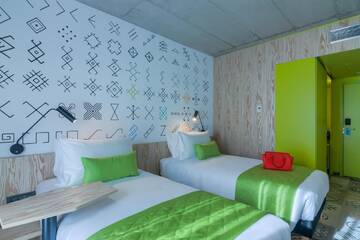 Фото номера Стандартный двухместный номер с 2 отдельными кроватями Отель ibis Styles Bucharest City Center г. Бухарест 2