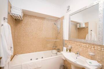 Фото номера Президентский люкс Отель Studio One Accommodation Suites г. Бухарест 3