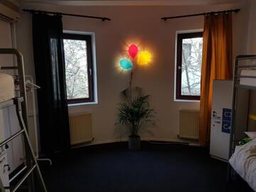Фото номера Кровать в общем номере для женщин с 4 кроватями Хостелы Popcorn Hostel г. Бухарест 4
