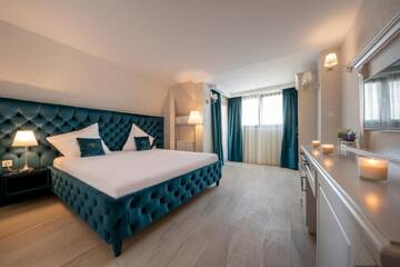 Фото номера Номер с кроватью размера «king-size» и балконом Отель Hotel Casa Fiori г. Бухарест 5