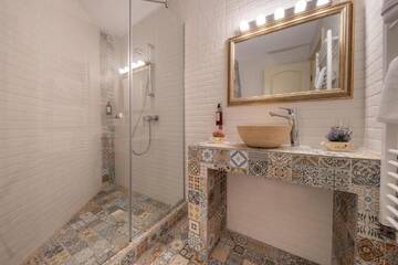 Фото номера Номер с кроватью размера «king-size» и балконом Отель Hotel Casa Fiori г. Бухарест 6