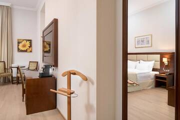 Фото номера Номер делюкс с балконом Отель Concorde Old Bucharest Hotel г. Бухарест 11