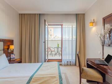 Фото номера Номер делюкс с балконом Отель Concorde Old Bucharest Hotel г. Бухарест 4