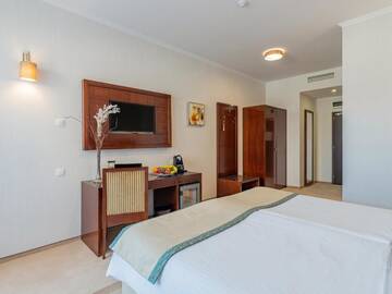 Фото номера Номер делюкс с балконом Отель Concorde Old Bucharest Hotel г. Бухарест 8