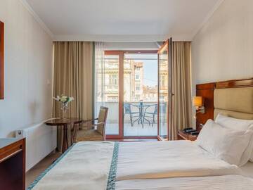 Фото номера Улучшенный номер с балконом Отель Concorde Old Bucharest Hotel г. Бухарест 5