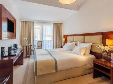 Фото номера Улучшенный номер с балконом Отель Concorde Old Bucharest Hotel г. Бухарест 6