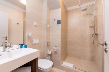 Фото номера Улучшенный номер с балконом Отель Concorde Old Bucharest Hotel г. Бухарест 7