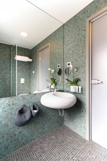 Фото номера Улучшенный двухместный номер с 1 кроватью Отель Venis Boutique Hotel г. Бухарест 14