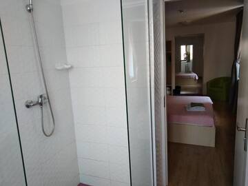Фото номера Улучшенный двухместный номер с 1 кроватью Гостевой дом Central Guesthouse г. Бухарест 32