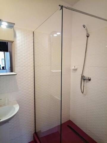 Фото номера Улучшенный двухместный номер с 1 кроватью Гостевой дом Central Guesthouse г. Бухарест 81