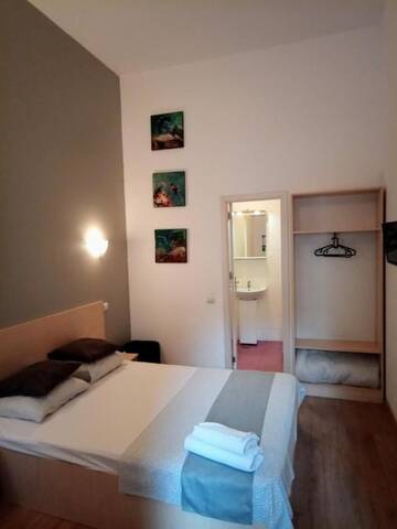 Фото номера Улучшенный двухместный номер с 1 кроватью Гостевой дом Central Guesthouse г. Бухарест 14
