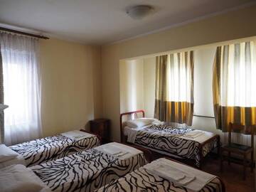 Фото номера Кровать в общем 4-местном номере для мужчин и женщин Хостелы Welcome Hostel г. Бухарест 2