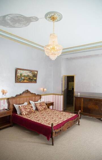 Фото номера Стандартный двухместный номер с 1 кроватью Отель NF Palace Old City Bucharest г. Бухарест 7