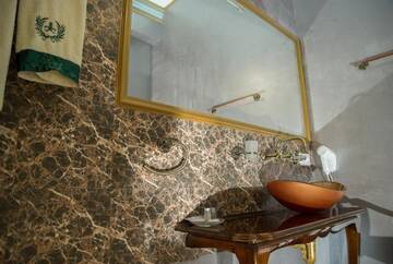 Фото номера Стандартный двухместный номер с 1 кроватью Отель NF Palace Old City Bucharest г. Бухарест 11