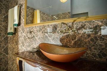 Фото номера Стандартный двухместный номер с 1 кроватью Отель NF Palace Old City Bucharest г. Бухарест 12