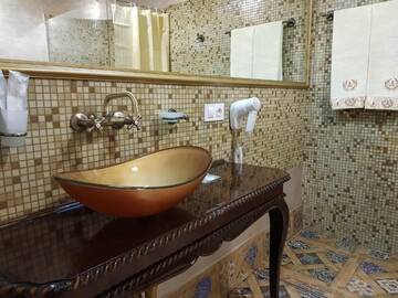 Фото номера Стандартный двухместный номер с 1 кроватью Отель NF Palace Old City Bucharest г. Бухарест 28