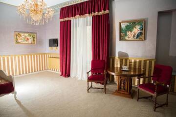 Фото номера Улучшенный двухместный номер с 1 кроватью Отель NF Palace Old City Bucharest г. Бухарест 11