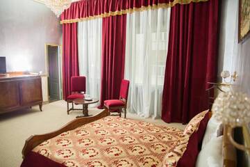Фото номера Улучшенный двухместный номер с 1 кроватью Отель NF Palace Old City Bucharest г. Бухарест 16