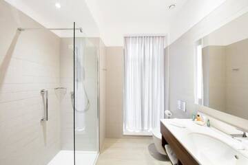 Фото номера Номер с кроватью размера «king-size» Отель Hilton Garden Inn Bucharest г. Бухарест 7