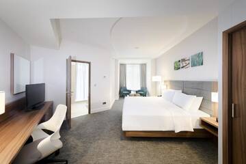 Фото номера Номер Делюкс с кроватью размера «king-size» Отель Hilton Garden Inn Bucharest г. Бухарест 3