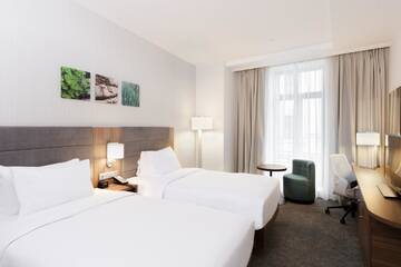 Фото номера Двухместный номер с 2 отдельными кроватями Отель Hilton Garden Inn Bucharest г. Бухарест 4